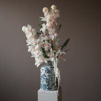 Белые орхидеи в дизайнерской вазе с эвкалиптом и стабилизированным амарантом