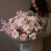 Букет с ранункулюсами, миксом пионовидных роз и стабилизированным аспарагусом