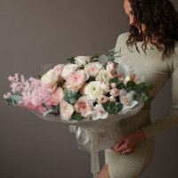 Букет с ранункулюсами, миксом пионовидных роз, стабилизированным аспарагусом и эвкалиптом