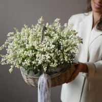 Ароматные ландыши в плетеной корзине