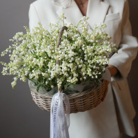 Ароматные ландыши в плетеной корзине