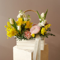 Ящичек с весенним миксом цветов, 30х25 см