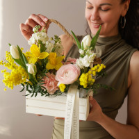 Ящичек с весенним миксом цветов, 30х25 см