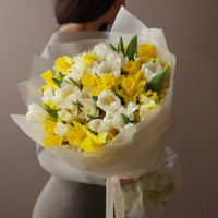 Дуо-букет с белыми тюльпанами и миксом нарциссов