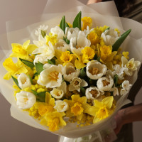 Дуо-букет с белыми тюльпанами и миксом нарциссов