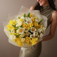 Дуо-букет с белыми тюльпанами и миксом нарциссов