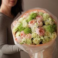 Весенний букет с миксом роз и садовой лаймовой гортензией