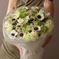 Весенний букет с анемонами, тюльпанами и лаймовой гортензией