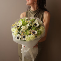 Весенний букет с анемонами, тюльпанами и лаймовой гортензией