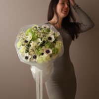 Весенний букет с анемонами, тюльпанами и лаймовой гортензией