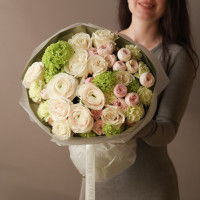 Весенний букет с ранункулюсами, пионовидными розами и гортензией