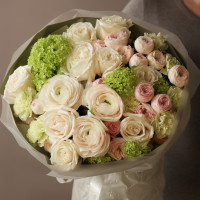 Весенний букет с ранункулюсами, пионовидными розами и гортензией