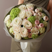 Весенний букет с ранункулюсами, пионовидными розами и гортензией