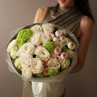 Весенний букет с ранункулюсами, пионовидными розами и гортензией