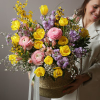 Весенняя композиция в корзине с тюльпанами и ранункулюсами