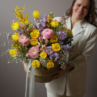 Весенняя композиция в корзине с тюльпанами и ранункулюсами