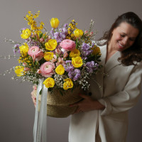 Весенняя композиция в корзине с тюльпанами и ранункулюсами