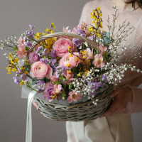 Весенняя композиция в корзине с ранункулюсами, маттиолой, розами и декор. зеленью