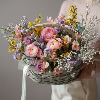 Весенняя композиция в корзине с ранункулюсами, маттиолой, розами и декор. зеленью