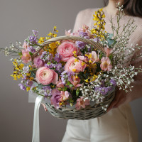 Весенняя композиция в корзине с ранункулюсами, маттиолой, розами и декор. зеленью