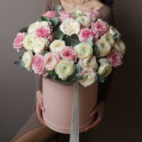 Коробка с ранункулюсами, эвкалиптом и миксом пионовидных роз