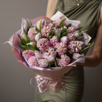 Букет розовых ароматных гиацинтов и тюльпанов