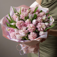 Букет розовых ароматных гиацинтов и тюльпанов