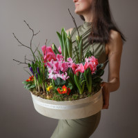 Весенний садик с первоцветами в деревянном кашпо размер М (40х35 см)