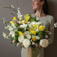 Весенний букет с ранункулюсами, нарциссами и тюльпанами