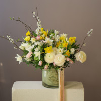 Весенний букет с ранункулюсами, нарциссами и тюльпанами