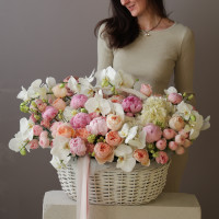 Корзина с орхидеями, пионами, пионовидными розами и гортензией