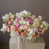 Корзина с орхидеями, пионами, пионовидными розами и гортензией