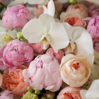 Корзина с орхидеями, пионами, пионовидными розами и гортензией