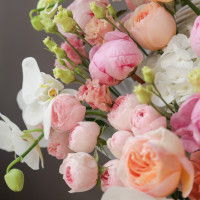 Корзина с орхидеями, пионами, пионовидными розами и гортензией