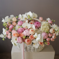 Корзина с орхидеями, пионами, пионовидными розами и гортензией