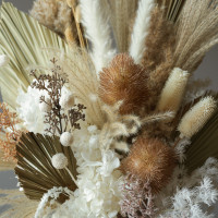 Изысканная композиция из стабилизированных цветов и сухоцветов Ваби-Саби в высокой вазе