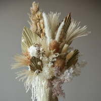 Изысканная композиция из стабилизированных цветов и сухоцветов Ваби-Саби в высокой вазе