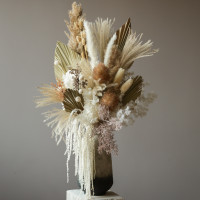Изысканная композиция из стабилизированных цветов и сухоцветов Ваби-Саби в высокой вазе