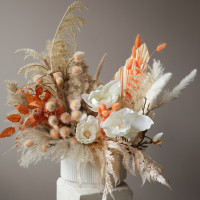 Композиция из стабилизированных цветов и сухоцветов Ваби-Саби в вазе оранжево-молочная