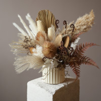 Композиция из стабилизированных цветов и сухоцветов Ваби-Саби в теплой гамме в вазе