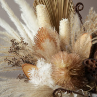 Композиция из стабилизированных цветов и сухоцветов Ваби-Саби в теплой гамме в вазе