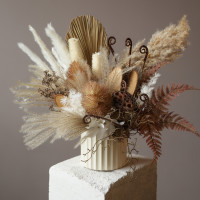 Композиция из стабилизированных цветов и сухоцветов Ваби-Саби в теплой гамме в вазе