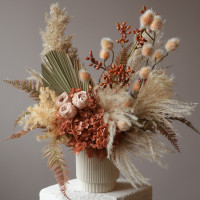 Композиция из стабилизированных цветов и сухоцветов Ваби-Саби в персиковой гамме в вазе