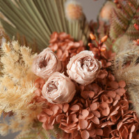 Композиция из стабилизированных цветов и сухоцветов Ваби-Саби в персиковой гамме в вазе