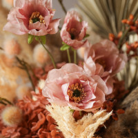 Композиция из стабилизированных цветов и сухоцветов Ваби-Саби в персиковой гамме в вазе