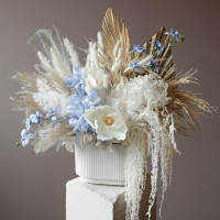 Композиция из стабилизированных цветов и сухоцветов Ваби-Саби в вазе бело-голубая