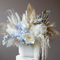 Композиция из стабилизированных цветов и сухоцветов Ваби-Саби в вазе бело-голубая