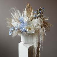 Композиция из стабилизированных цветов и сухоцветов Ваби-Саби в вазе бело-голубая