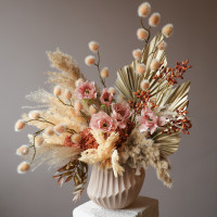 Композиция из стабилизированных цветов и сухоцветов Ваби-Саби в персиковой теплой гамме в вазе