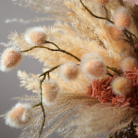 Композиция из стабилизированных цветов и сухоцветов Ваби-Саби в персиковой теплой гамме в вазе